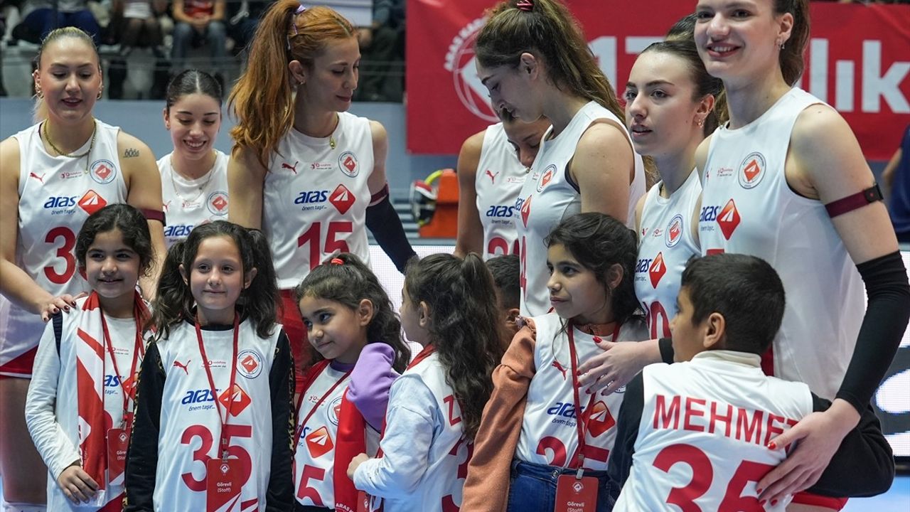 Soğan Torbalarından Voleybol Filesi Yapan Çocuklar İzmir'de Maç İzledi