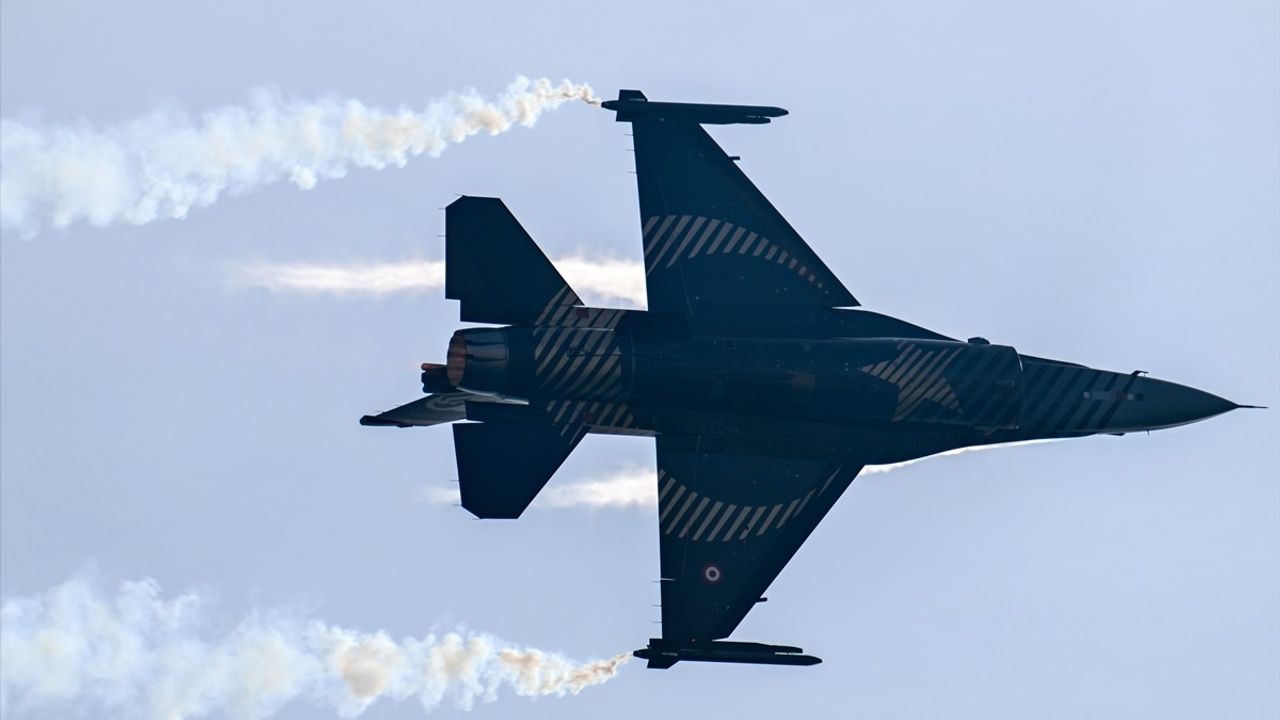 SOLOTÜRK Antalya'da Gökyüzünü Şenlendirdi: Eğitim Uçuşları İlgiyi Üzerine Topladı