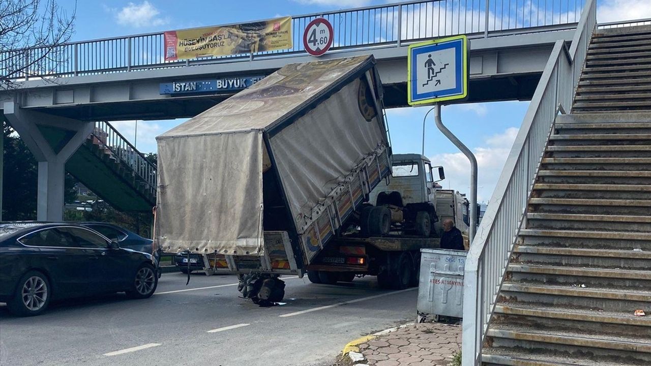 Sultanbeyli'de Üst Geçide Çarpan Kamyon Trafiği Kilitledi