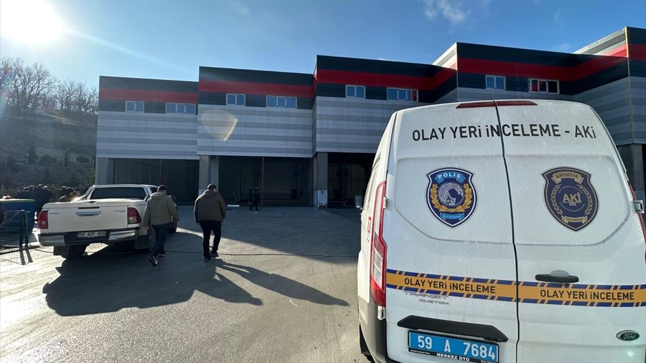 Tekirdağ'da Fabrikada Staj Yapan Öğrenci Yüksekten Düşerek Ağır Yaralandı