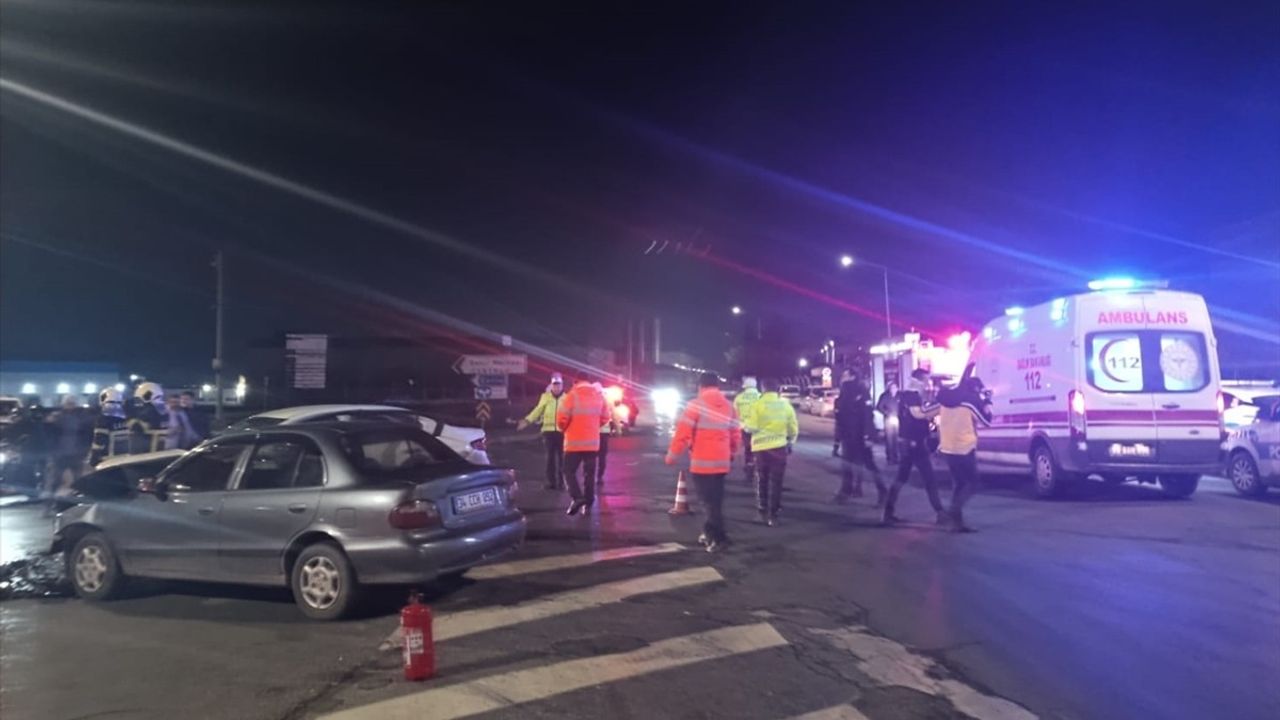 Tekirdağ'da İki Otomobilin Çarpışması: 3 Yaralı