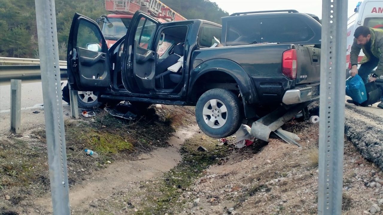 Tokat'ta Bariyere Çarpan Cipte 5 Kişi Yaralandı