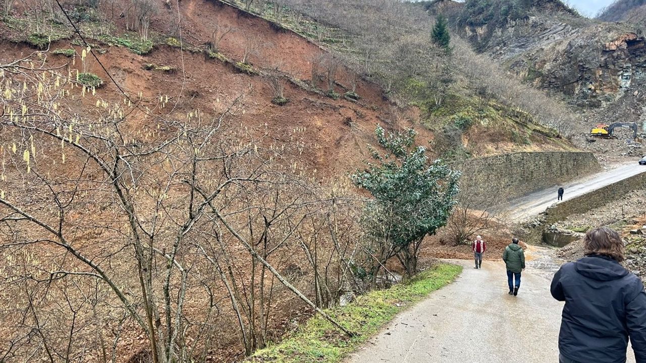 Trabzon'da Heyelan Anı Cep Telefonu Kamerasıyla Kaydedildi