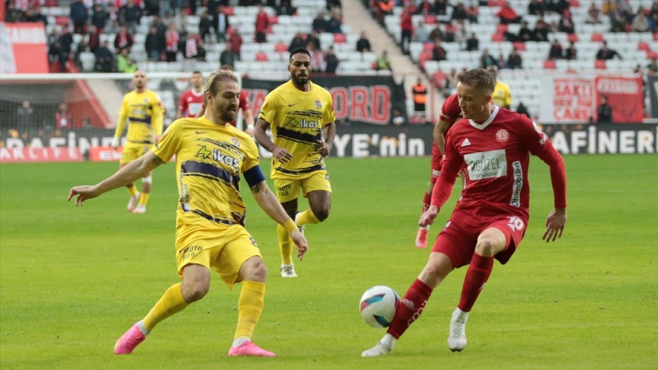 Trendyol Süper Lig: Eyüpspor, Antalyaspor'u İlk Yarıda 3-0 Geçti