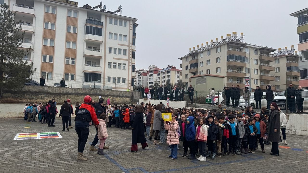 Tunceli'de Okullarda Eş Zamanlı Deprem Tatbikatı Gerçekleştirildi