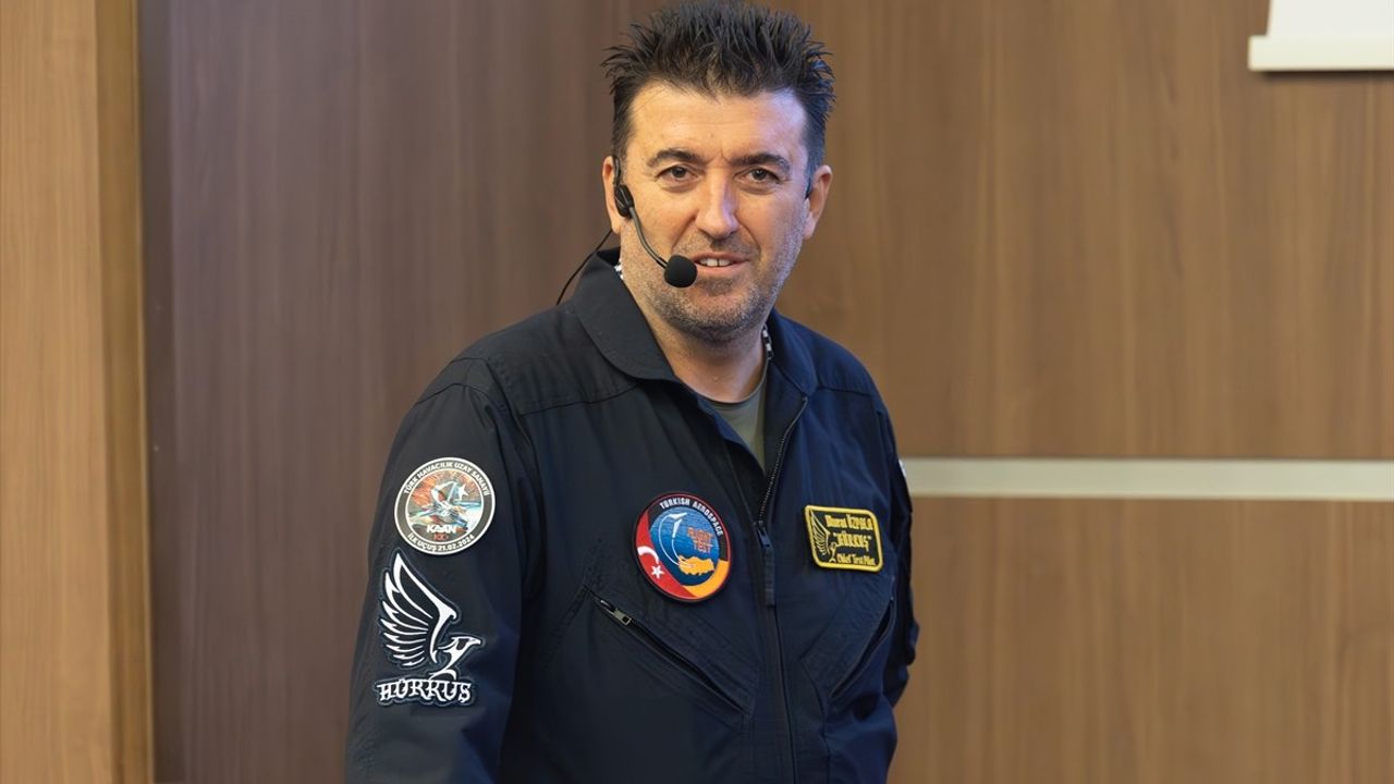 TUSAŞ HÜRKUŞ Test Pilotu Murat Özpala, İzmir'de Öğrencilerle Buluştu