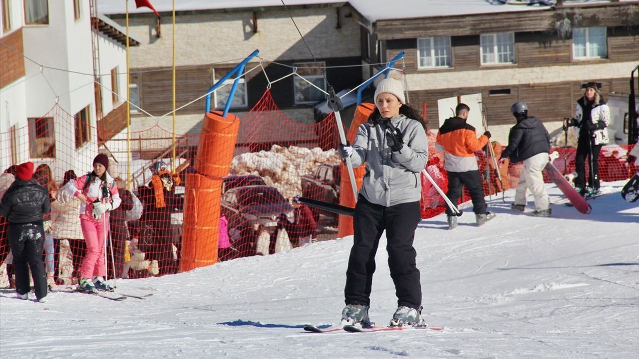 Uludağ Yarıyıl Tatilinde Kayak Severlerle Dolu