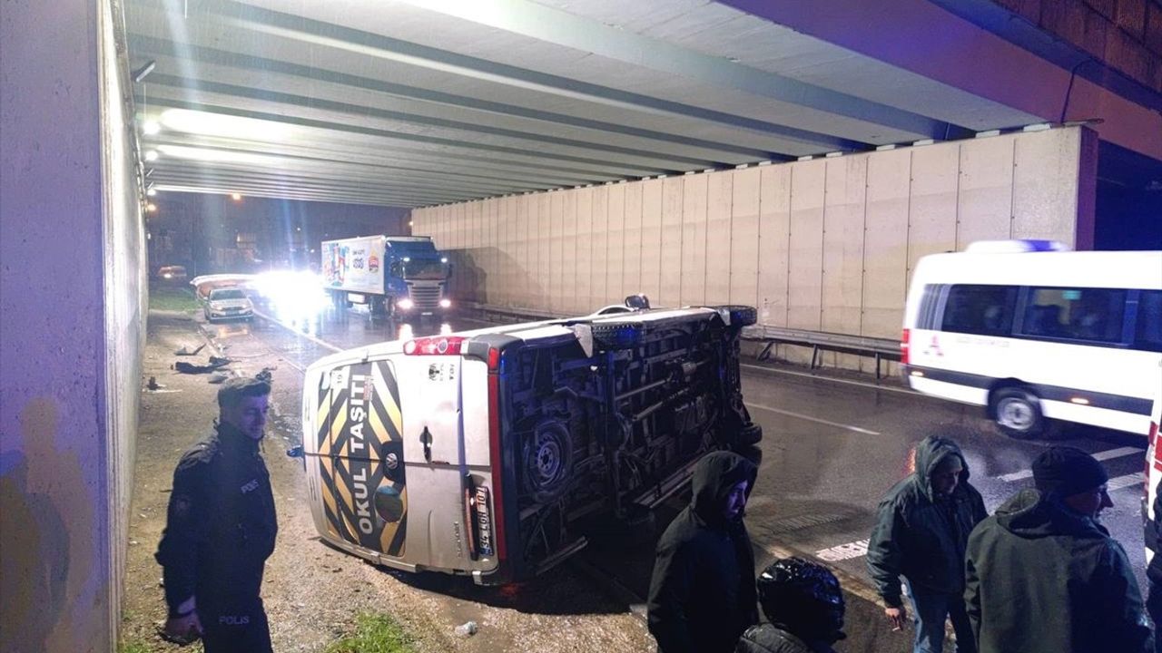 Ümraniye'de Servis Minibüsü Devrildi: 7 Yaralı