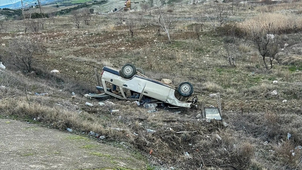 Uşak'ta Devrilen Otomobilin Sürücüsü Ağır Yaralı