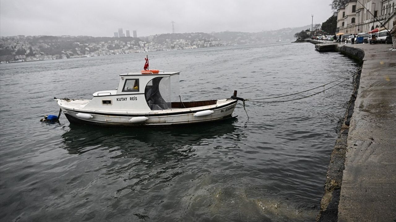 Üsküdar'da Kanalizasyon Sızıntısı Denizi Kirletti