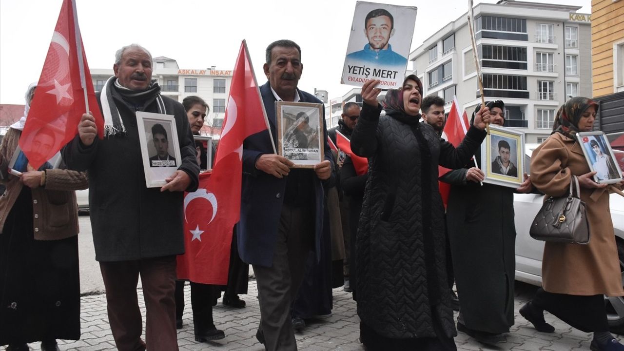 Van'da Ailelerin Eylemi Devam Ediyor: Çocuklarını Bekliyorlar