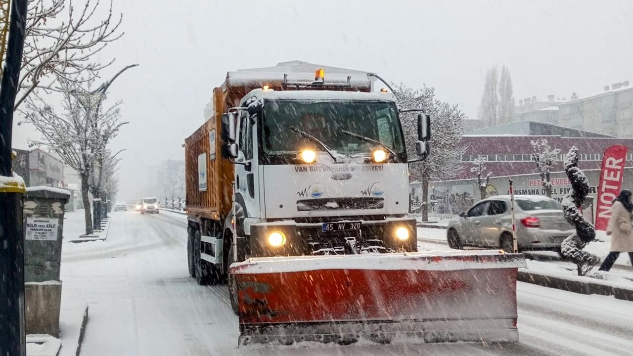 Van'da Etkili Kar Yağışı Ulaşımda Aksamalar Yol Açtı