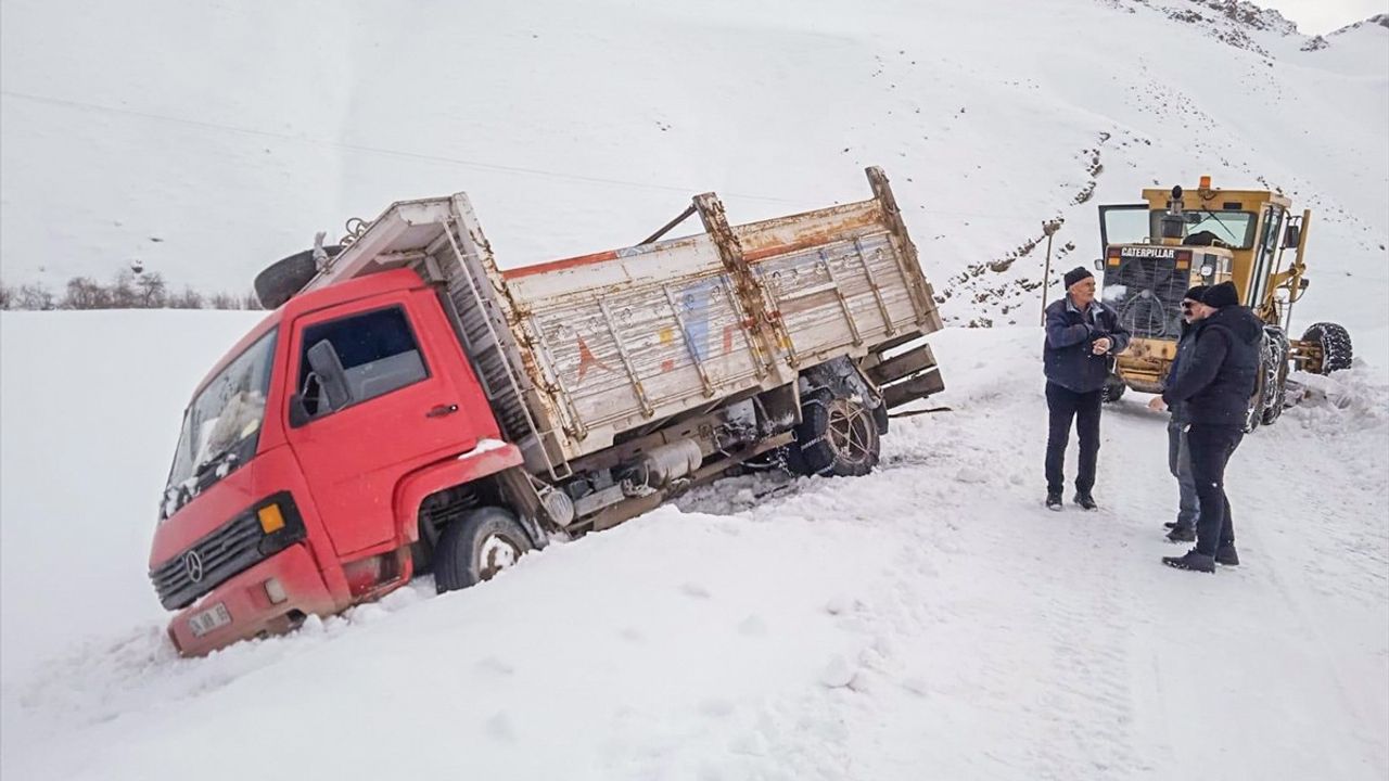 Van'da Kar Nedeniyle Kapanan Yollar Yeniden Ulaşıma Açıldı