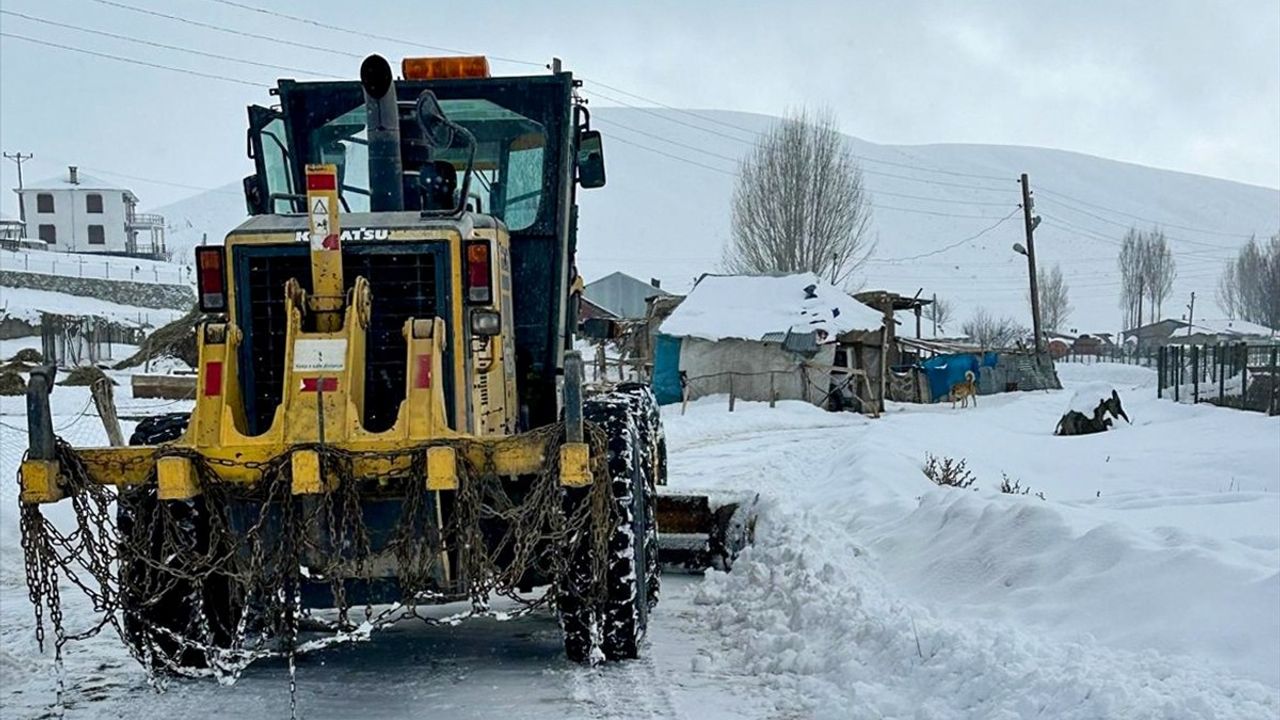 Van'da Kar Sebebiyle Kapanan 28 Yerleşim Yerinin Yolu Açıldı