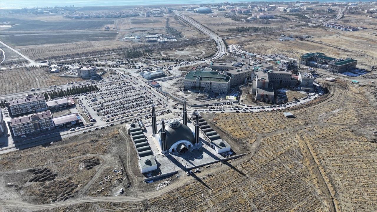 Van'da Tıbbiye Cami ve Külliyesi'nde İlk Cuma Namazı Kılındı