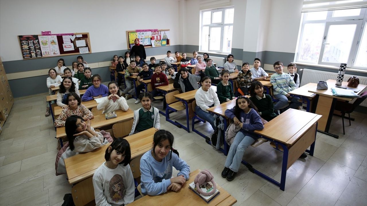 Van, Hakkari, Bitlis ve Muş'ta Öğrenciler Karnelerini Aldı