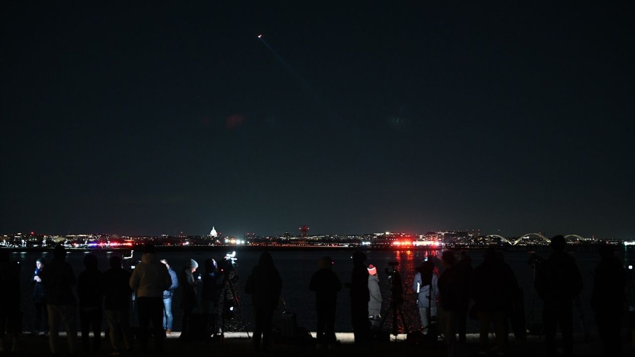 Washington'da Yolcu Uçağı ve Askeri Helikopter Havada Çarpıştı: Kurtarma Çalışmaları Başladı