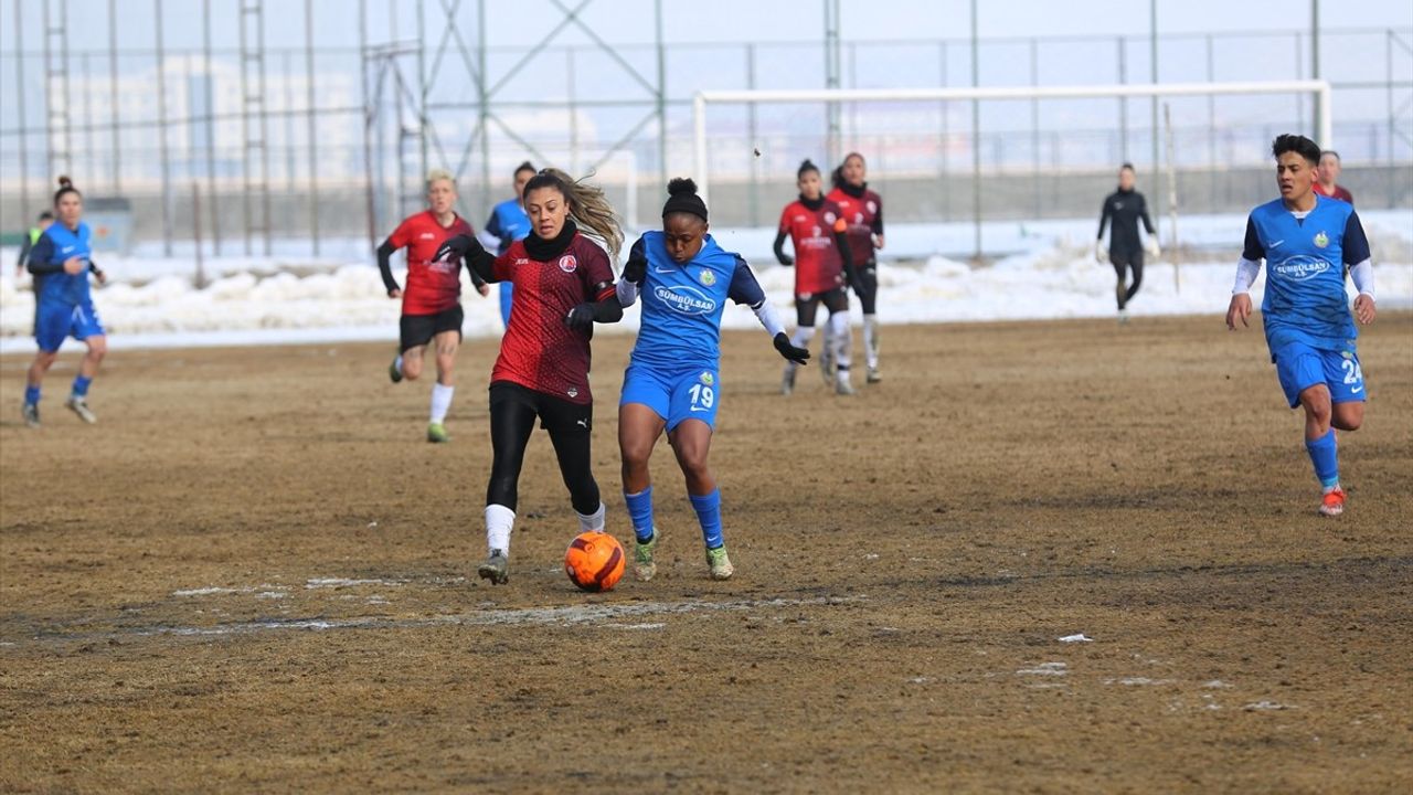 Yüksekova Spor Kadınlar Futbol 1. Ligi'nde Şampiyonluk Grubunda