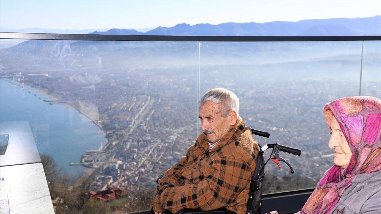 Yürüme Engelli Yılmaz Doğan, 'Engelsiz Taksi' ile Boztepe'yi Gezdi