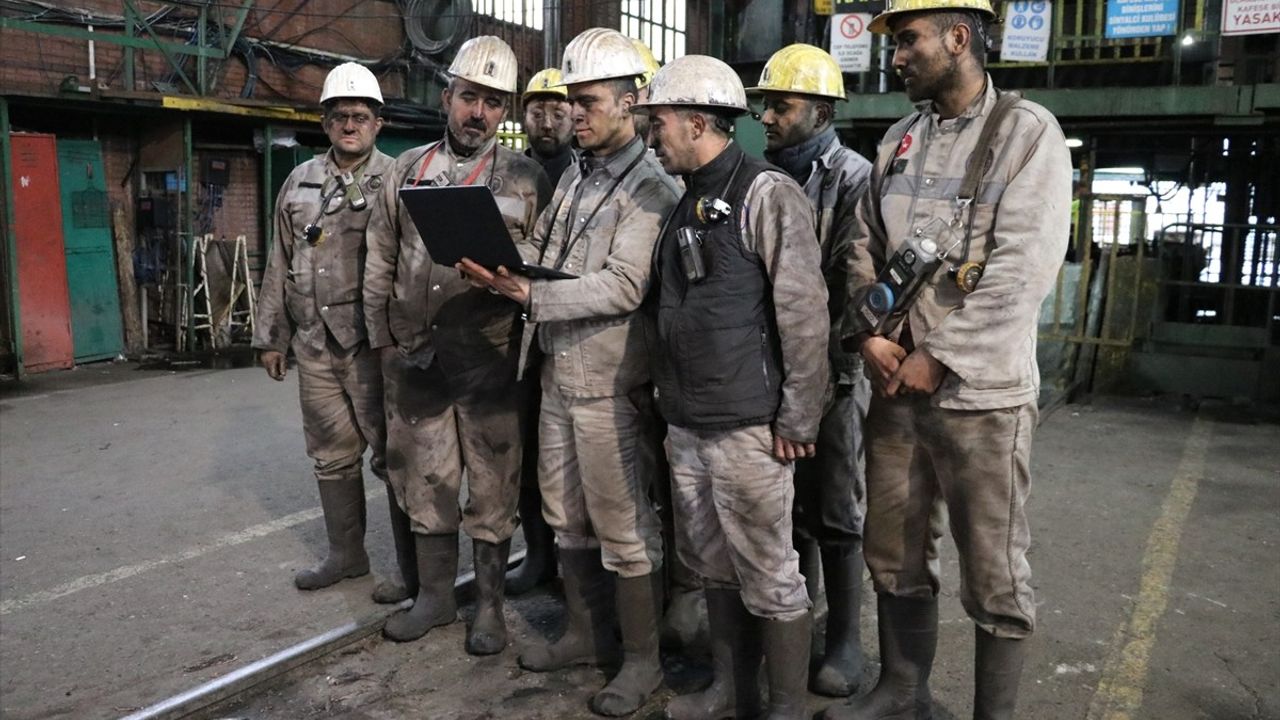 Zonguldak'ta Maden İşçileri Anadolu Ajansı'nın Oylamasına Katıldı