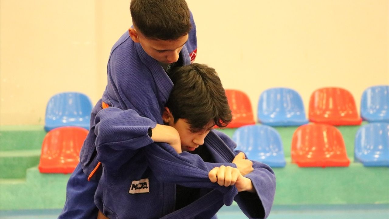 14 Yaşındaki Mert Akif Uluğ: 11 Madalya ile Balkan Şampiyonluğuna Koşuyor