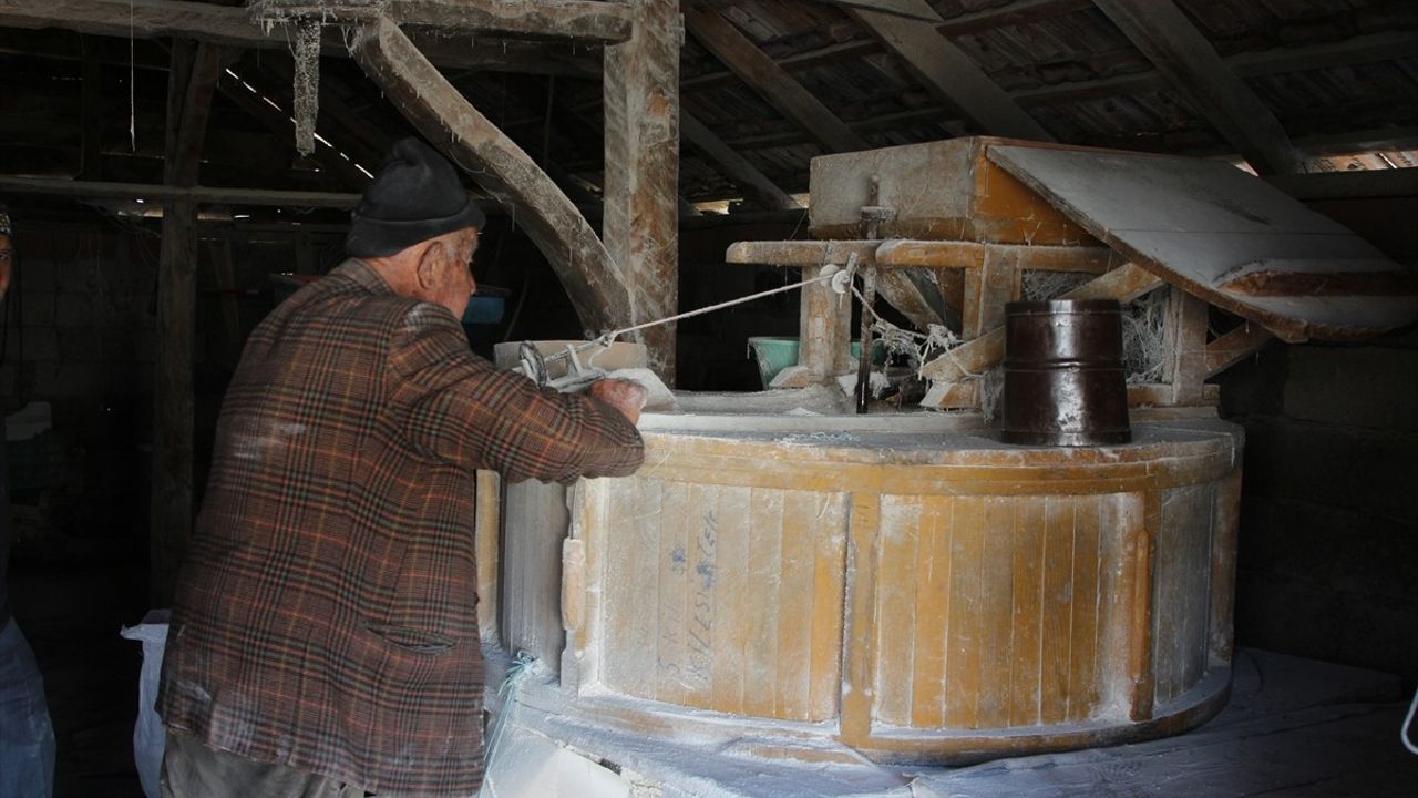 88 Yaşındaki Nusret Tepe, 80 Yıllık Değirmenini Geleneksel Yöntemle Ayakta Tutuyor