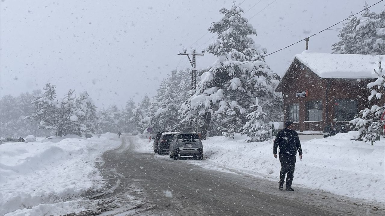 Abant Gölü Beyaza Büründü: Doğa Tutkunları Kar Manzarasıyla Buluştu