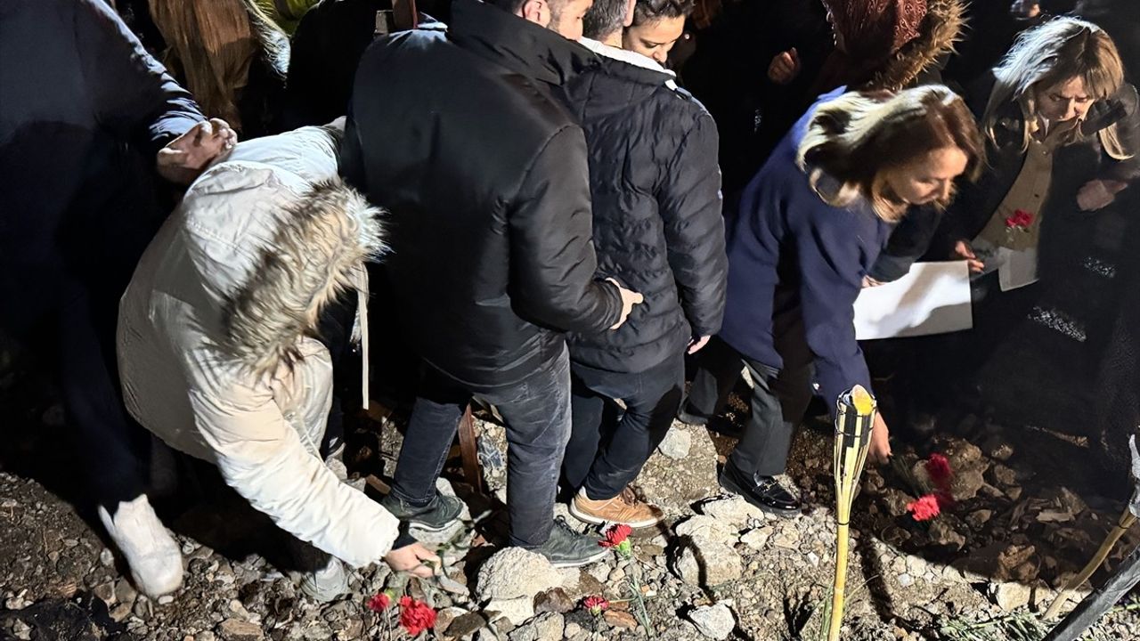 Adana'da Depremde Hayatını Kaybedenler Anıldı