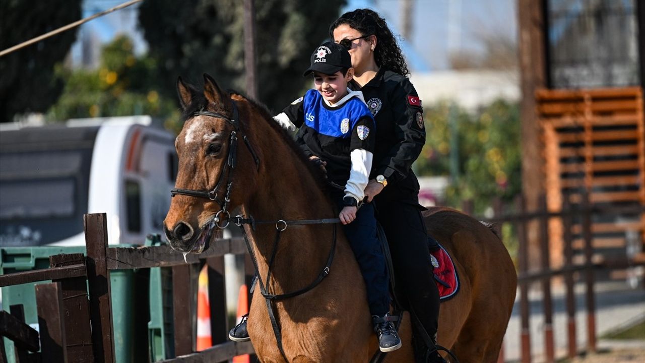 Adana'da İlkolul Öğrencileri Atlı Polislerle Unutulmaz Bir Gün Geçirdi