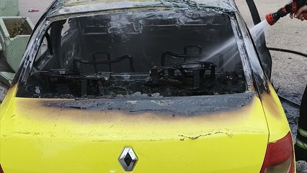 Adana'da Park Halindeki Taksi Kundaklandı