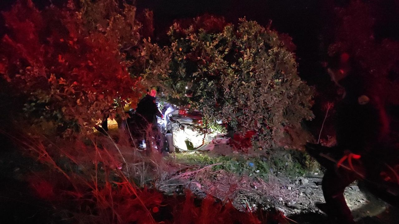 Adana'da Trafik Kazası: İki Araç Çarpıştı, 3 Yaralı!