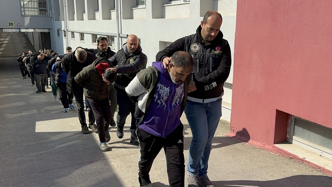 Adana'da Uyuşturucu Operasyonu: 30 Zanlı Tutuklandı