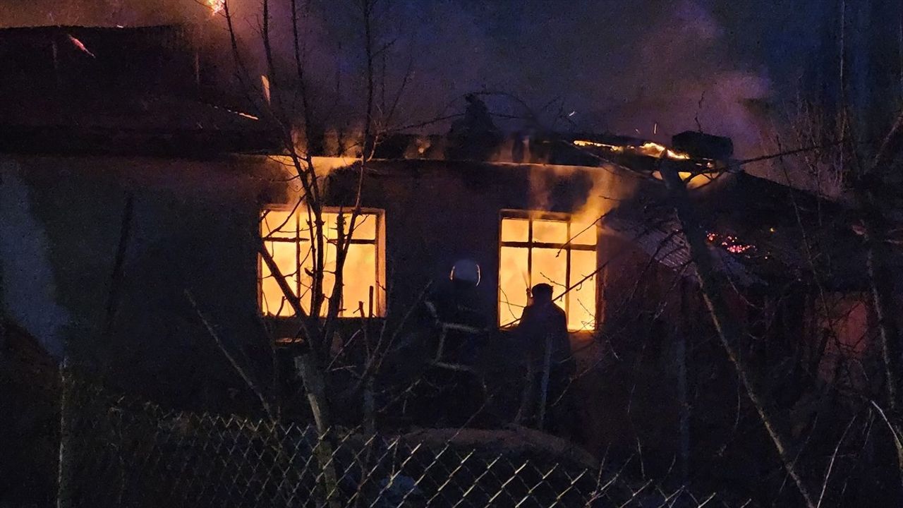 Adana'da Yangın Felaketi: 75 Yaşındaki Mehmet Alyörük'ün Evi Yankılandı