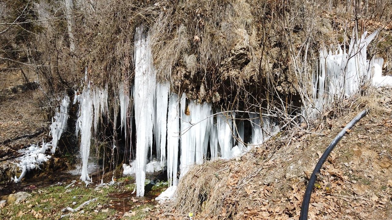 Adana'nın Obruk Şelalesi'nde Kış Manzarası: Buz Sarkıtları Oluştu