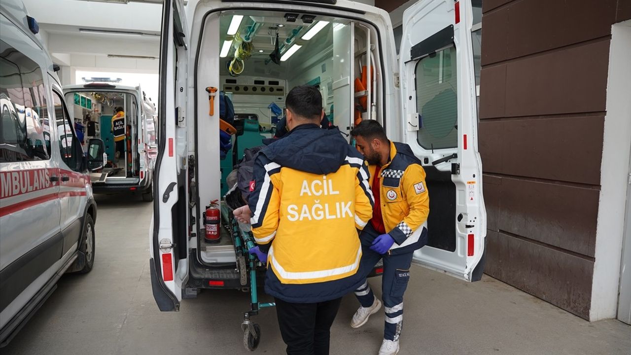 Adıyaman'da Tır ile Vinç Çarpıştı: 2 Ağır Yaralı