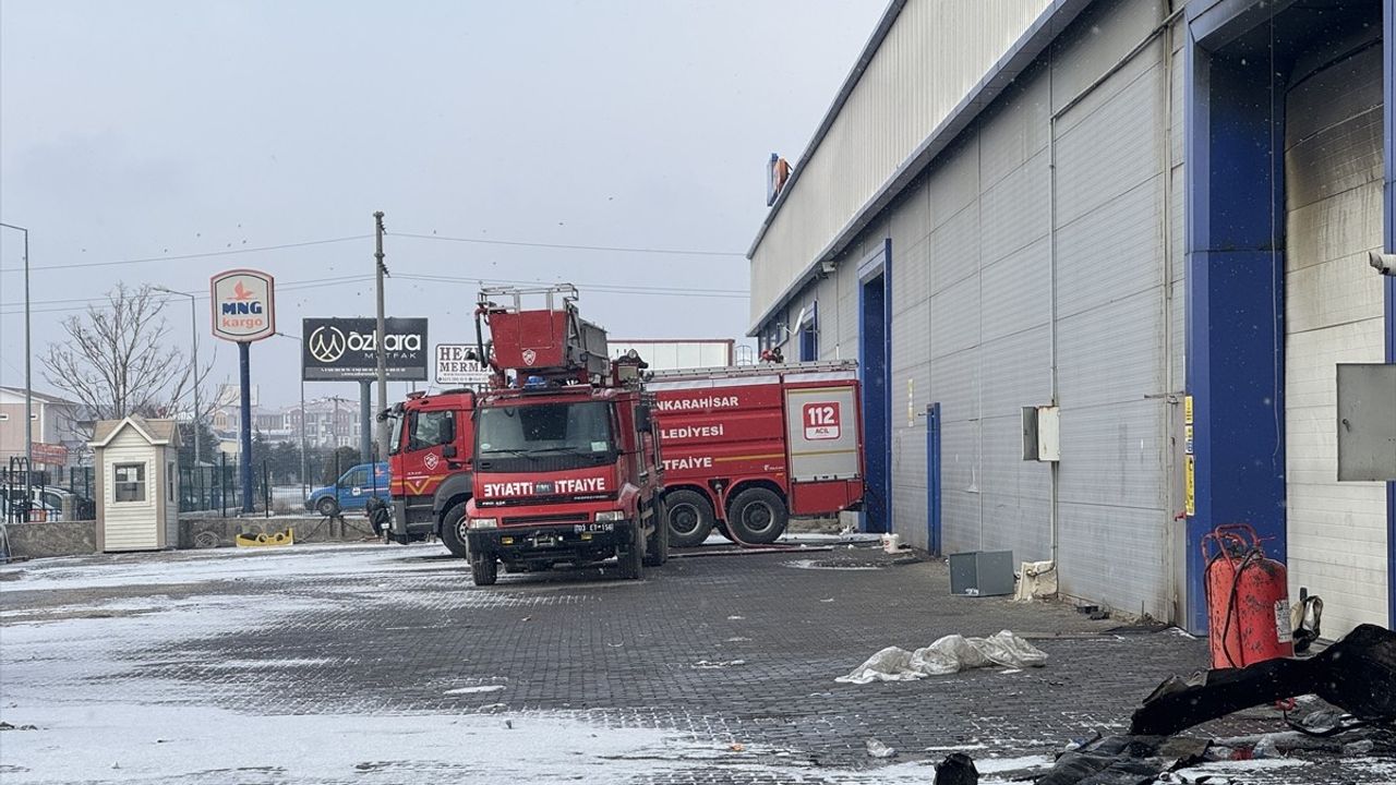 Afyonkarahisar'daki Fabrika Yangınında Soğutma Çalışmaları Devam Ediyor
