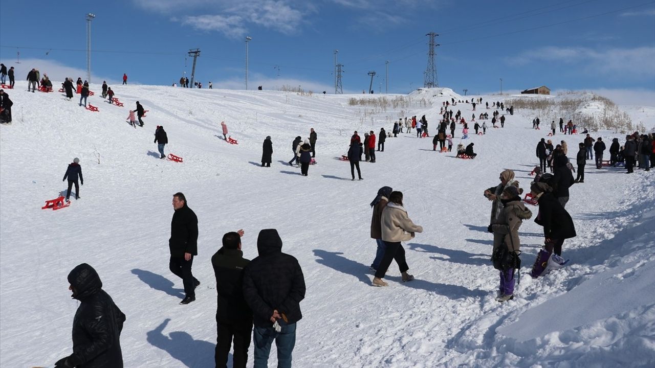 Ağrı'da Kayak Sezonu Yoğun Kar Yağışı ile Yeniden Başladı