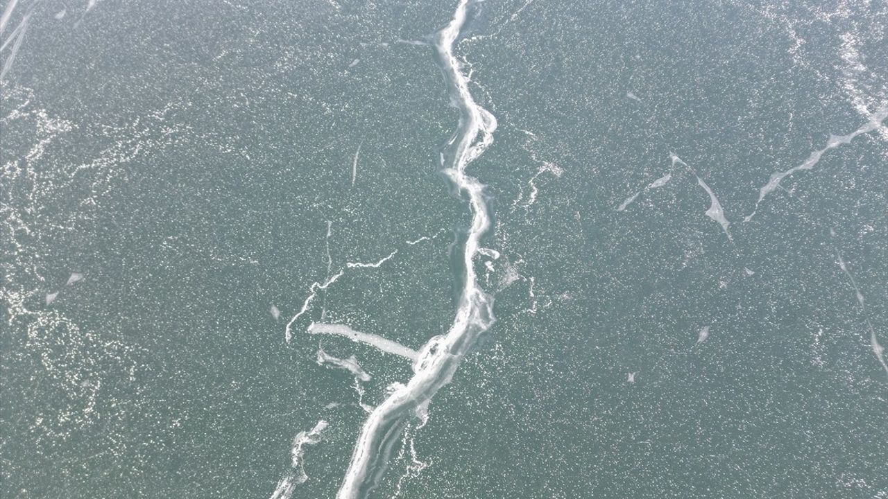 Ağrı'daki Yazıcı Barajı'nın Yüzeyi Buzla Kaplandı