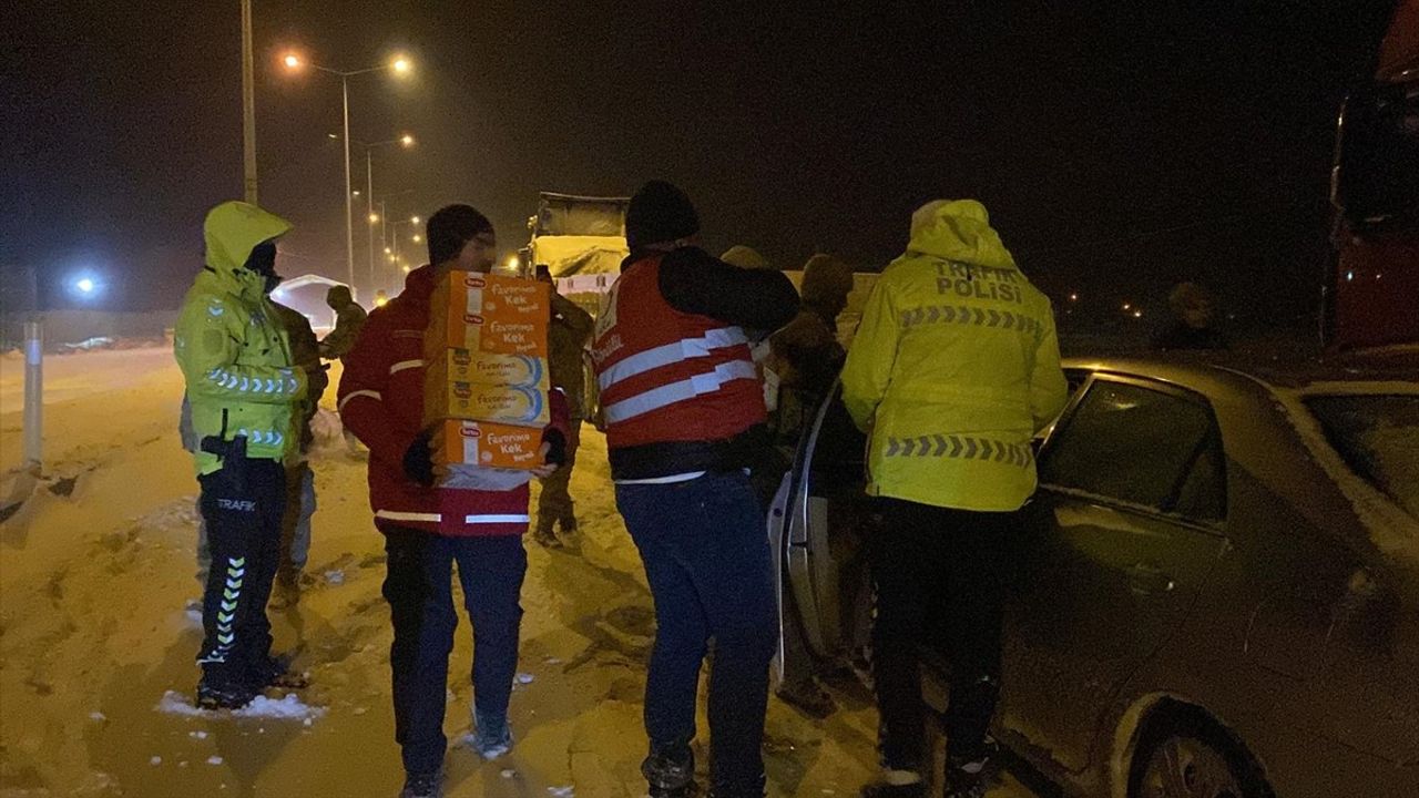 Ağrı-Iğdır Kara Yolunda Mahsur Kalanlara Türk Kızılay Kumanya Dağıttı