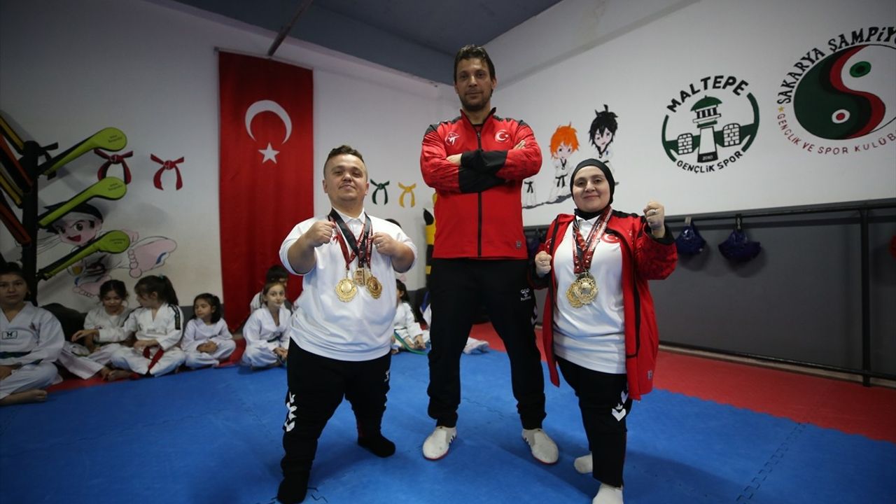 Akondroplazili Çift, Tekvandoda İki Madalya Kazandı
