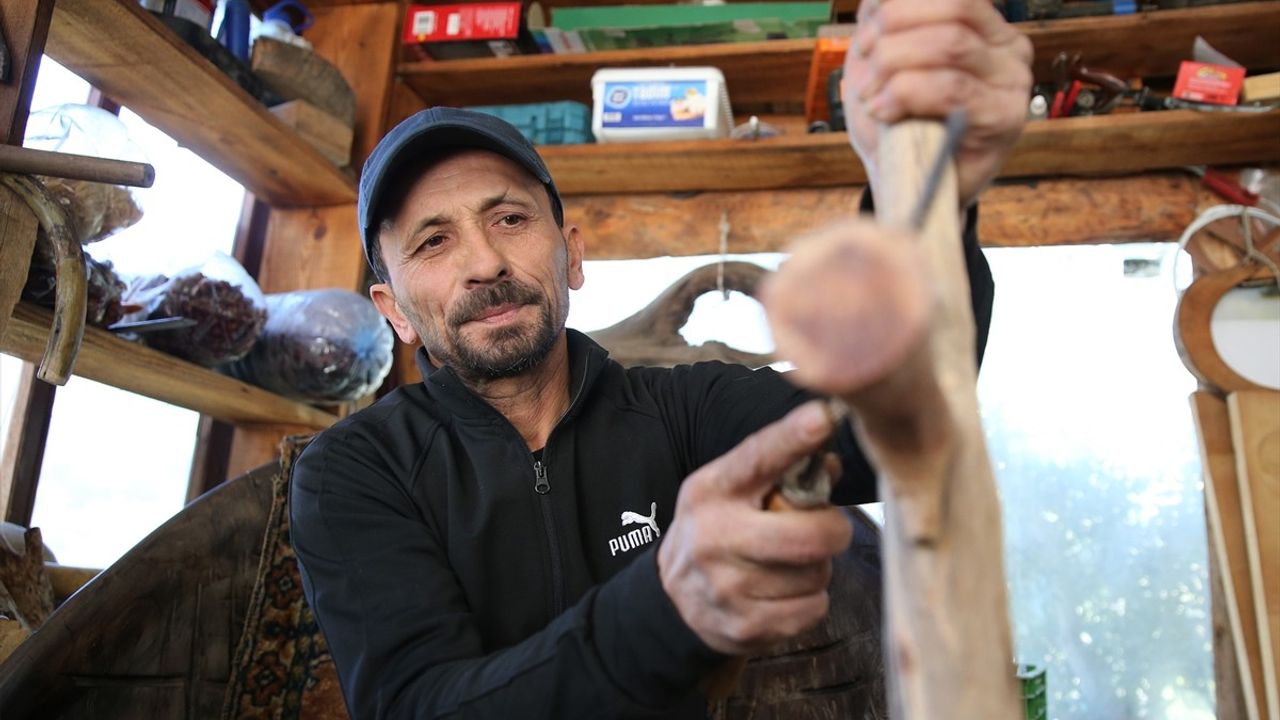 Alanya'lı Marangoz Adem Say, Kütükten Araba Yaparak Çocukluk Hayalini Gerçekleştirdi