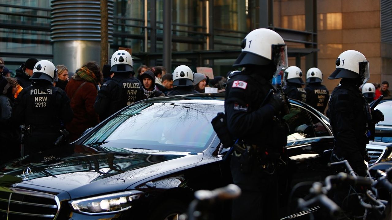 Almanya'daki Genel Seçimler Öncesi Merz'e Protesto