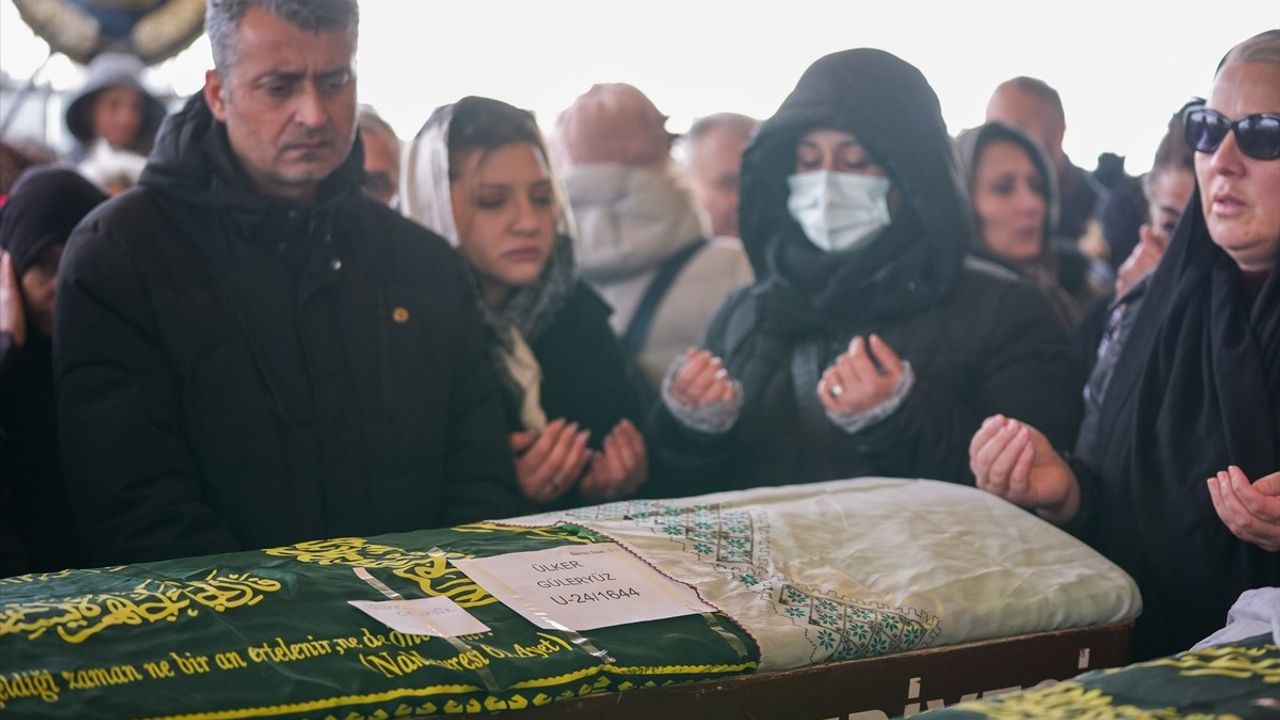 Altındağ'da Gecekondu Yangınında Hayatını Kaybeden Ülker Güleryüz Son Yolculuğuna Uğurlandı