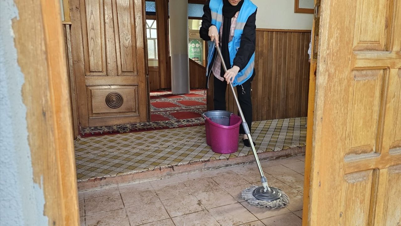 Amasya'da Öğrenciler Ramazan İçin Camiyi Temizledi