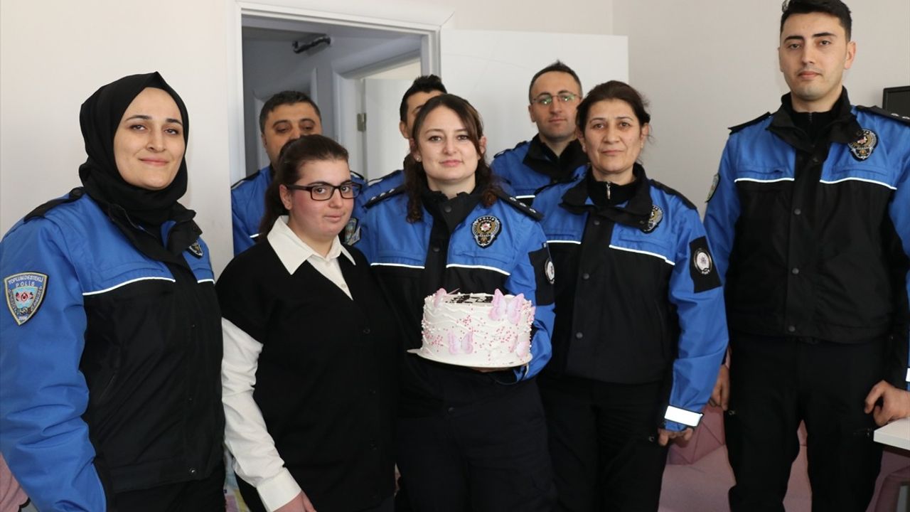 Amasya'da Zihinsel Engelli Fatmanur'a Polislerden Doğum Günü Sürprizi