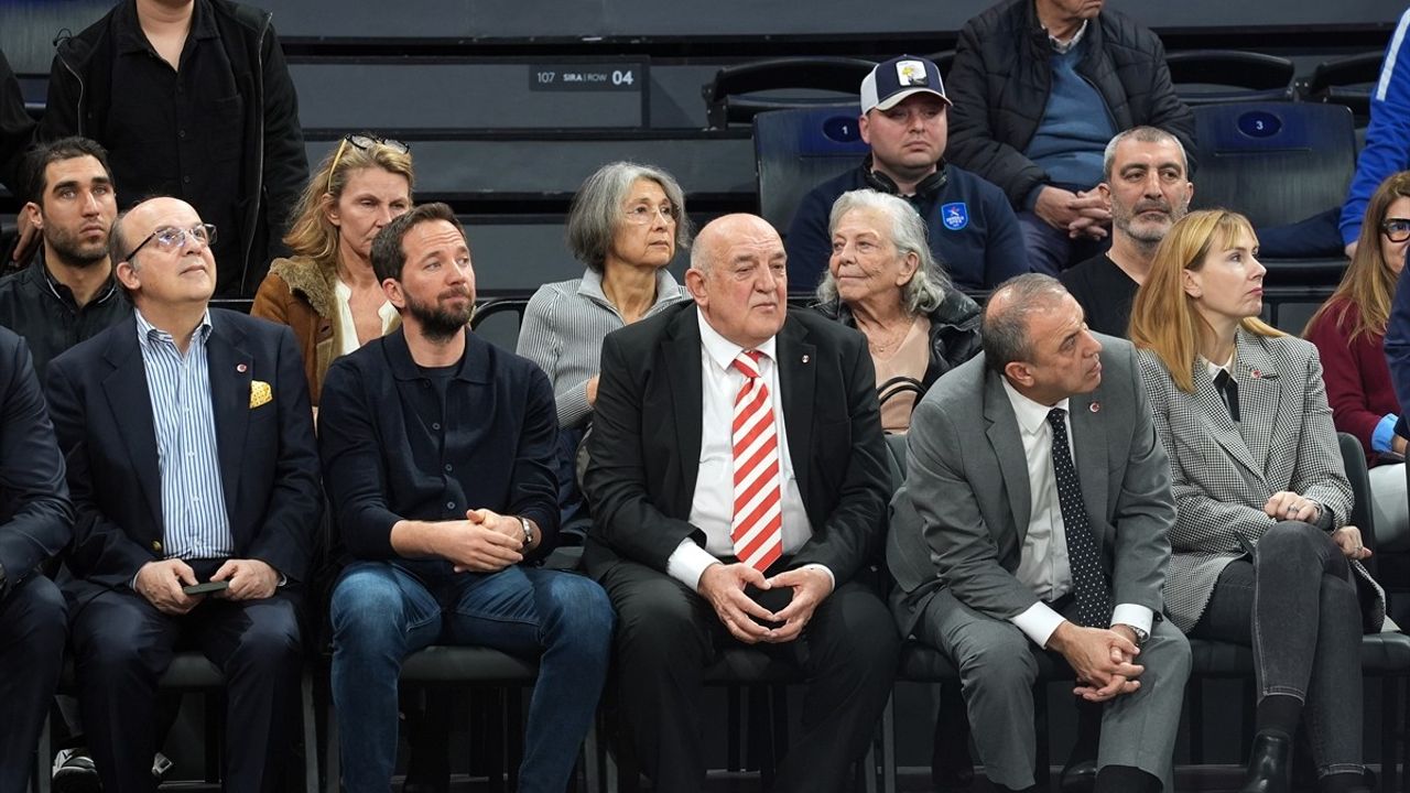 Anadolu Efes, Bursaspor Yörsan'ı 83-68 Geçti!