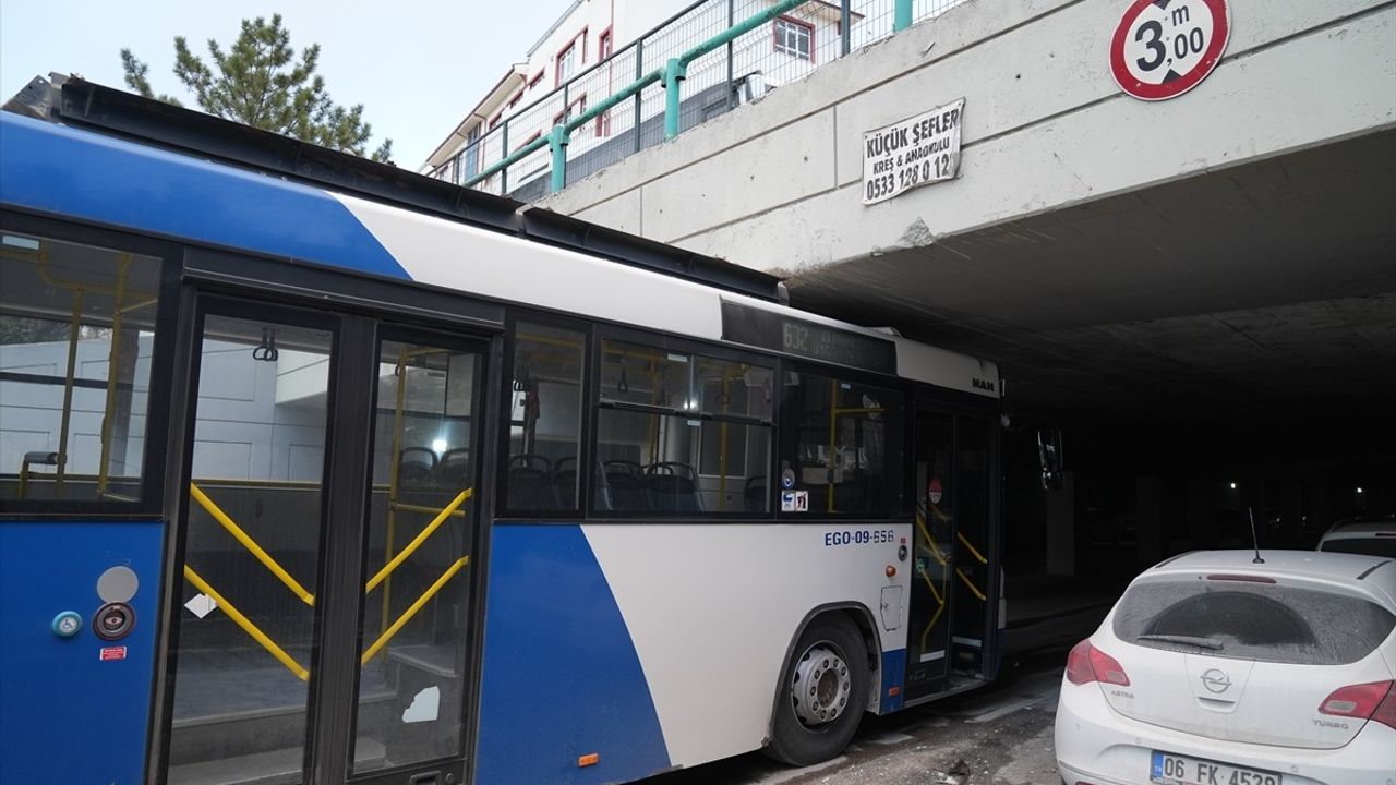Ankara'da EGO Otobüsü Köprüye Sıkıştı