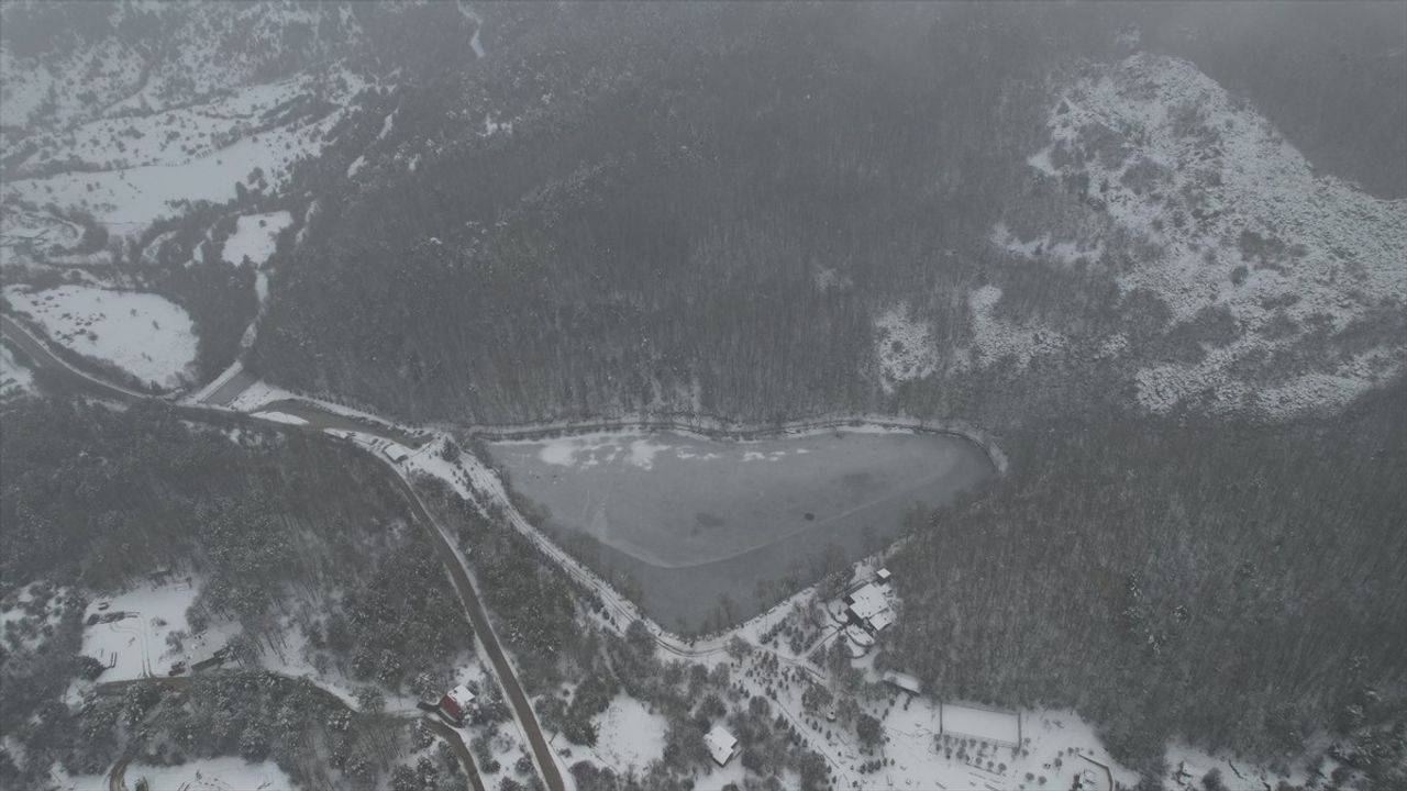 Ankara'nın Karagöl Tabiat Parkı Karla Beyazlandı