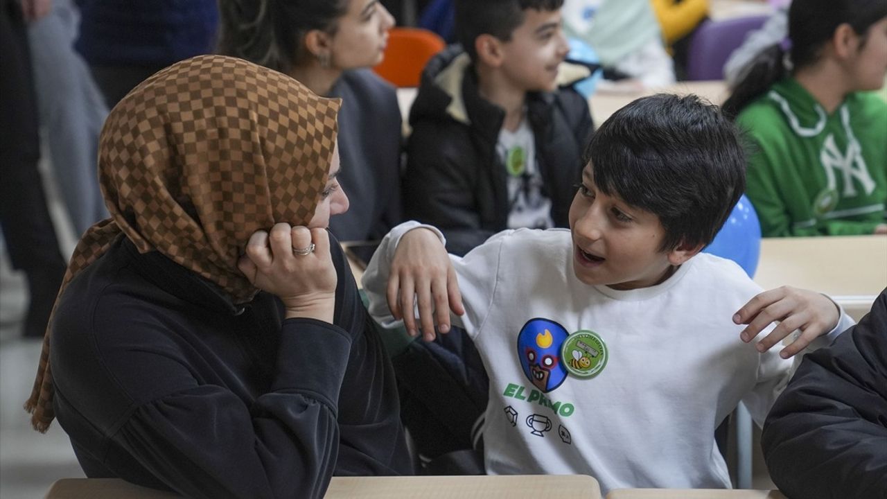 Ankara Üniversitesi Öğrencileri, Bağımlılıkla Mücadele İçin Çocuklara Destek Oluyor