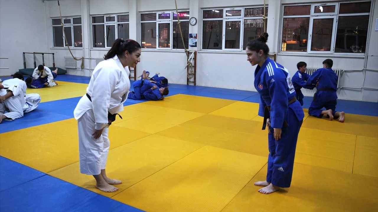 Annenin İzinden Giden Milli Judocu Minel Tepe'nin Başarı Hikayesi